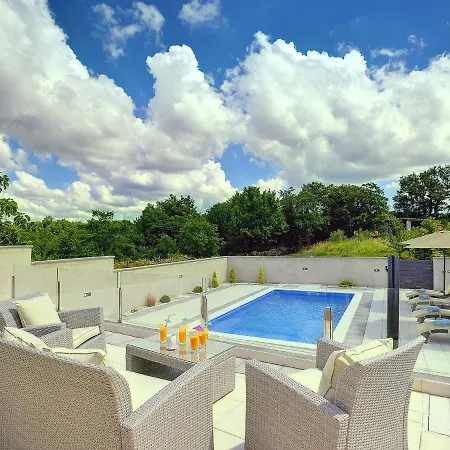 Holiday 15 Minutes Drive From The Coast