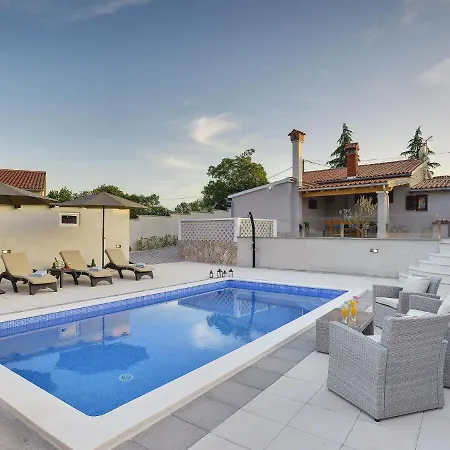 Holiday 15 Minutes Drive From The Coast بيت للعطل